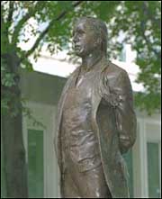 Photo showing sculpture of Nathan Hale by Bela Lyon Pratt